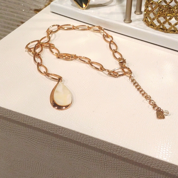 Rose gold link necklace with mother of pearl drop accent. - Picture 3 of 4